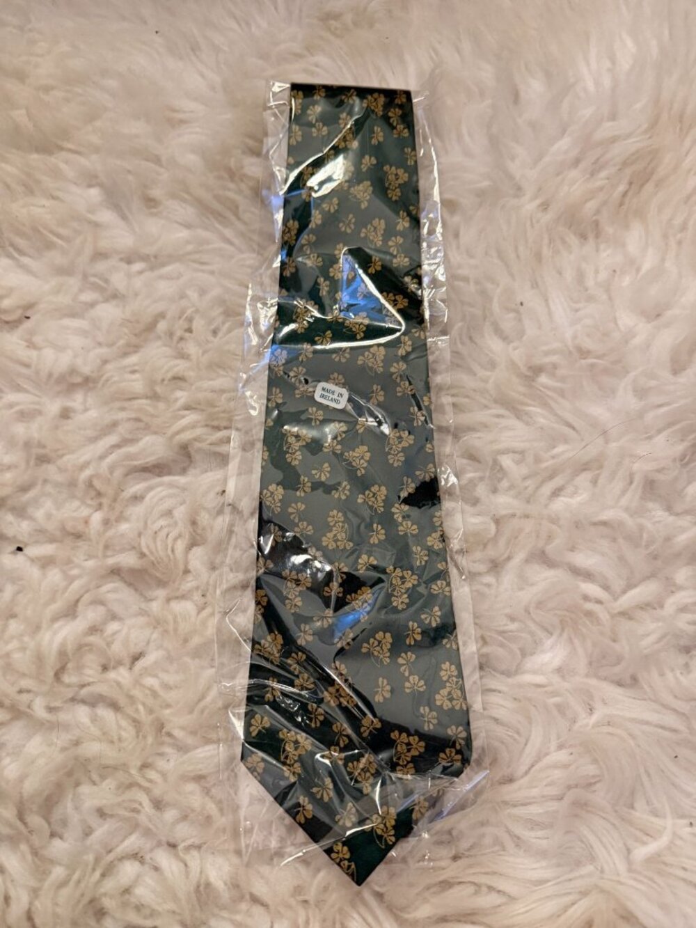 NEW Mens Tie Necktie Green Silk Gold Shamrocks Clovers Ireland